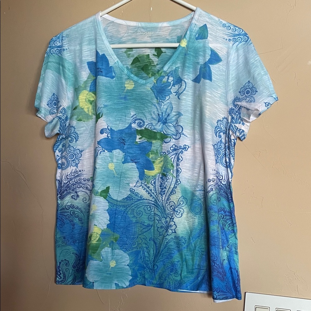 Kim Rogers Blue and Green Floral V-Neck Tee. With beautiful hibiscus flowers.